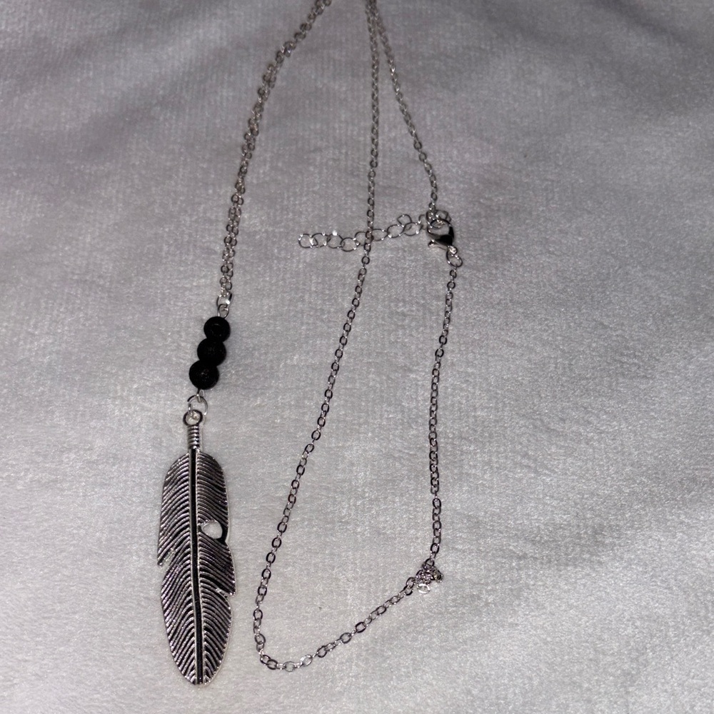 Chic Silver Feather Pendant Necklace